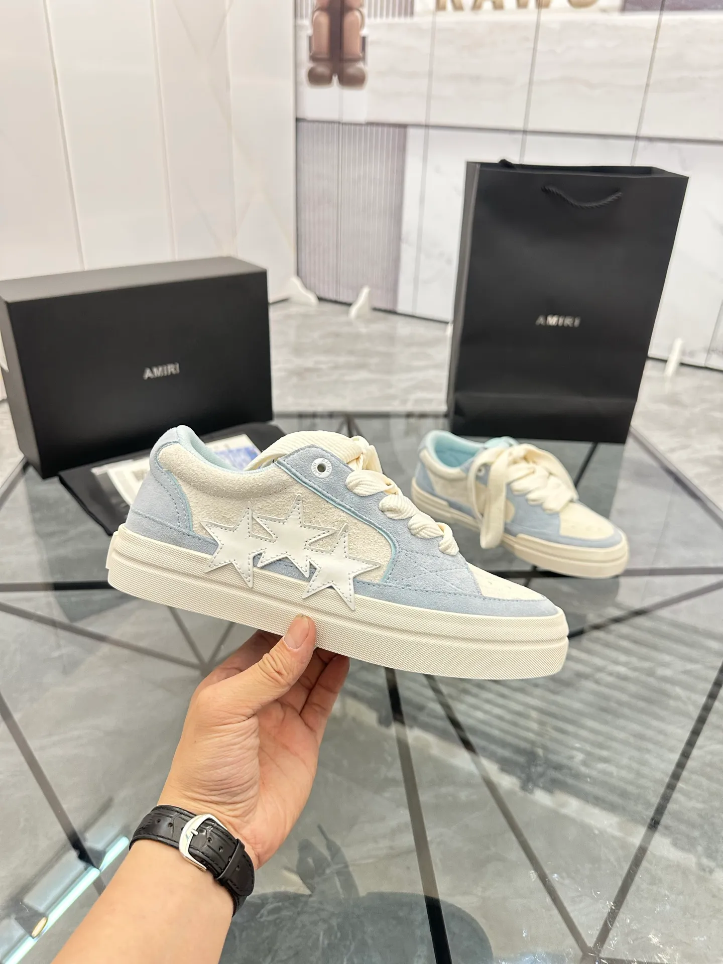 Men's shoes: 💰P600¥ Top quality in Guangzhou Product trademark: AMIRI* "Amir*" low-top casual shoes Regular size: 39-44 (can be customized to 45) Product material: Upper imported first-layer cowhide spliced ​​nubuck leather, breathable lining, original outsole. Number: 525